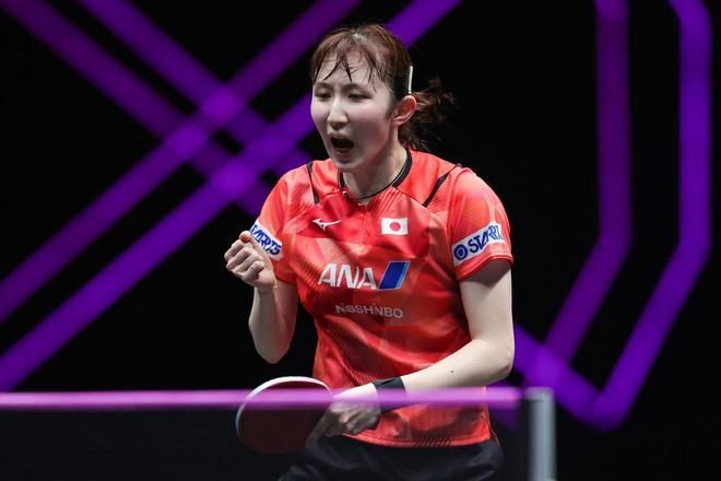 土媒：穆里尼奥让费内巴切大巴停车，邀请一名球迷上车并合影留念